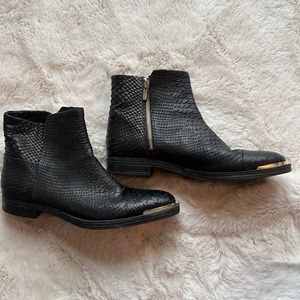 Enzo Angioliini cute ankle black boots  size 9.5